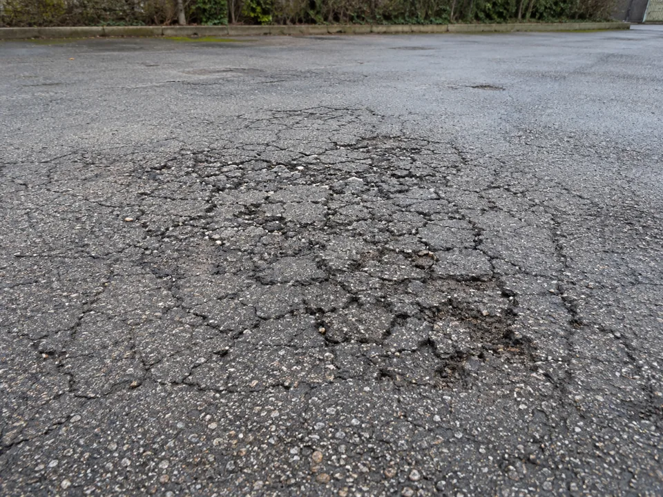 Illustrative example of interconnected crocodile cracking in asphalt